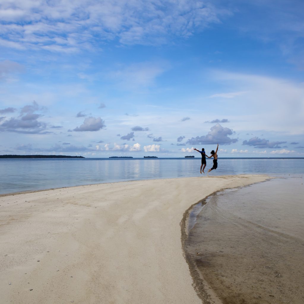 karimun Jawa mempunyai banyak pantai dengan pasir putih.