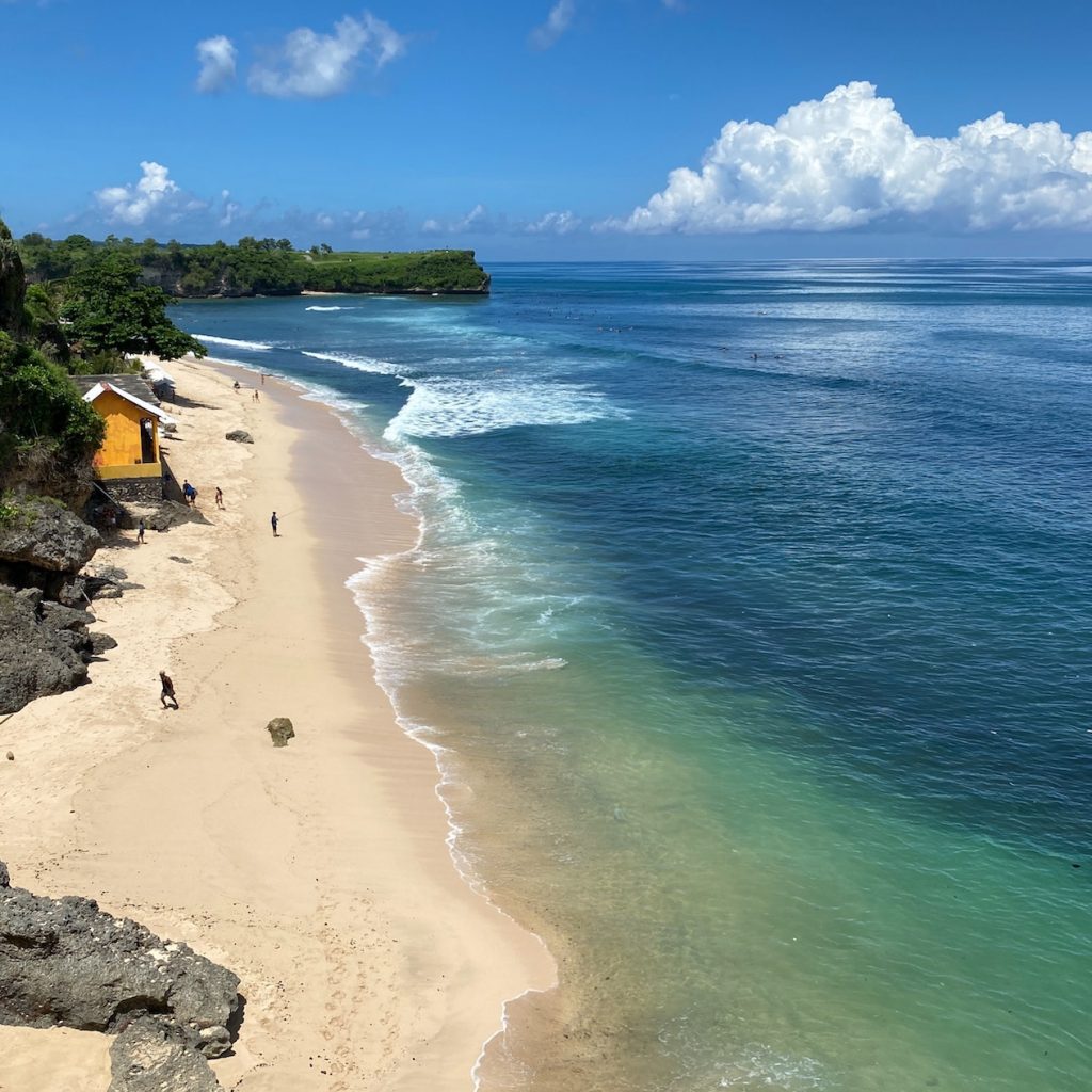 Uluwatu Bali di selatan pulau Dewata ini memiliki pantai-pantai yang menarik.