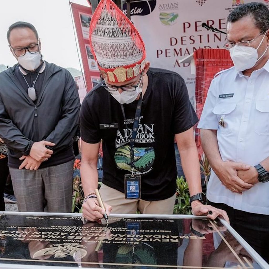 Adian Nalambok Diresmikan, 1 dari 34 Titik Danau Toba 3 Adian Nalambok diresmikan sebagai salah satu pusat destinasi untuk menikmati keindahan Danau Toba.