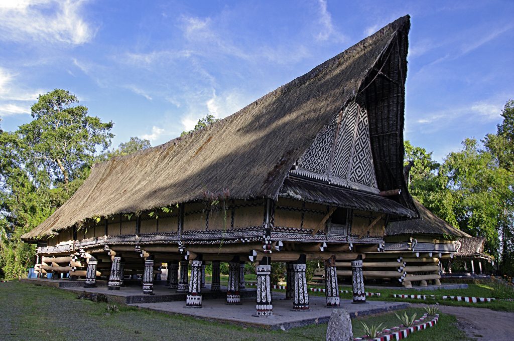 kebersamaan 4 keluarga dalam 1 rumah Bolon menjadi simbol harmoni keluarga masyarakat Batak Toba.