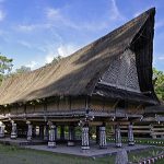 kebersamaan 4 keluarga dalam 1 rumah Bolon menjadi simbol harmoni keluarga masyarakat Batak Toba.