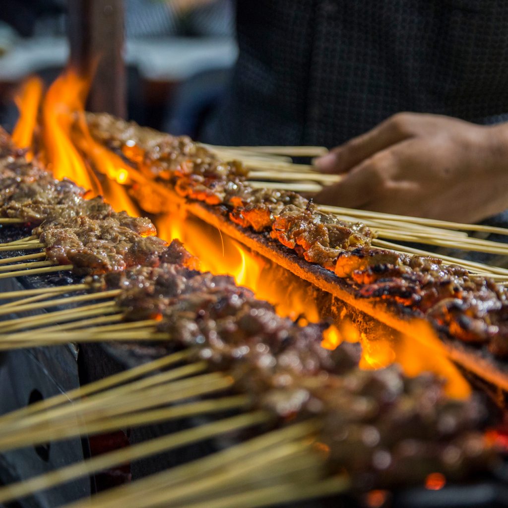 Kuliner Khas Aceh, 5 Yang Sedap dan Bikin Ngiler 2 kuliner khas Aceh banyak yang berbahan daging, baik sapi, kambing maupun ayam dan itik. Misalnya sate matang.