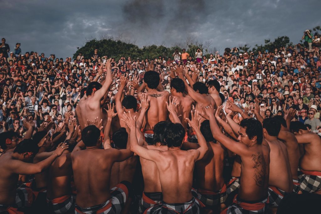 Uluwatu Bali, Debur Ombak Di Antara 70 Penari Kecak