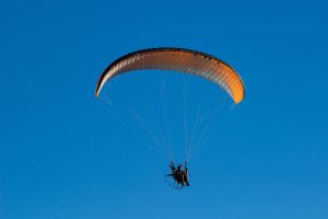 Paramotor kegiatan dirgantara dengan mengandalkan angin, parasut dan motor