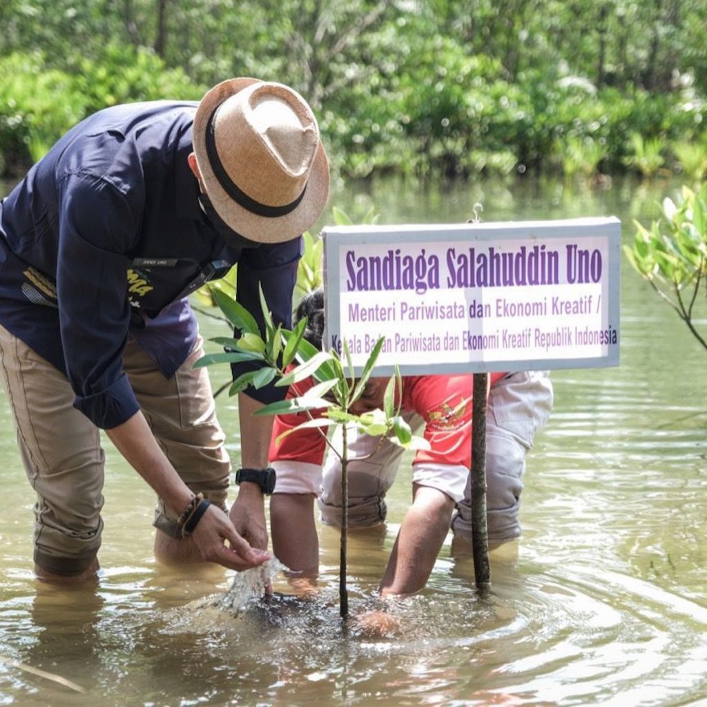 50 besar ADWI 2021, Menteri Pariwisata melakukan visitasi dan melakukan penanaman pohon.
