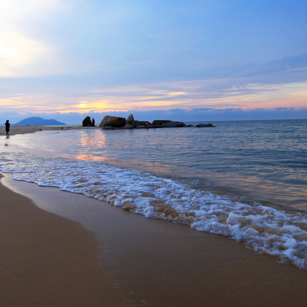 Singkawang, kota oriental juga memiliki potensi wisata alam, salah satunya adalah pantai Pasir Panjang.