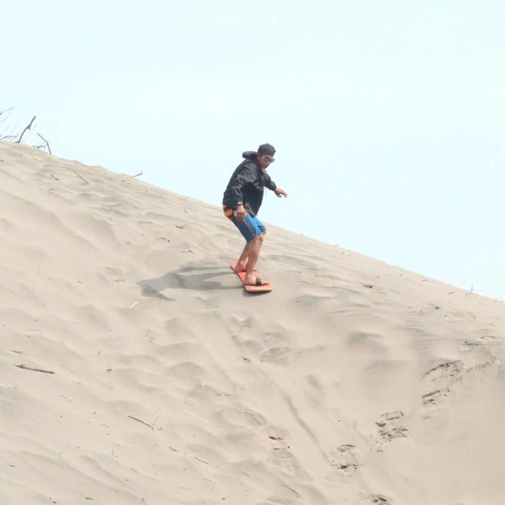 sandborading, meluncur di gumuk pasir setinggi 10 meter di pantai Parangkusumo, Yogyakarta.