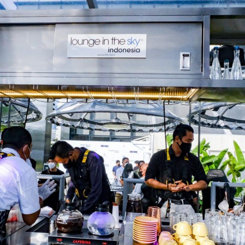 Lounge In The Sky, Makan Di Atas 50 Meter 4 Lounge in the Sky menjadi alternatif wisata kuliner di ketinggian 50 meter dari tanah.