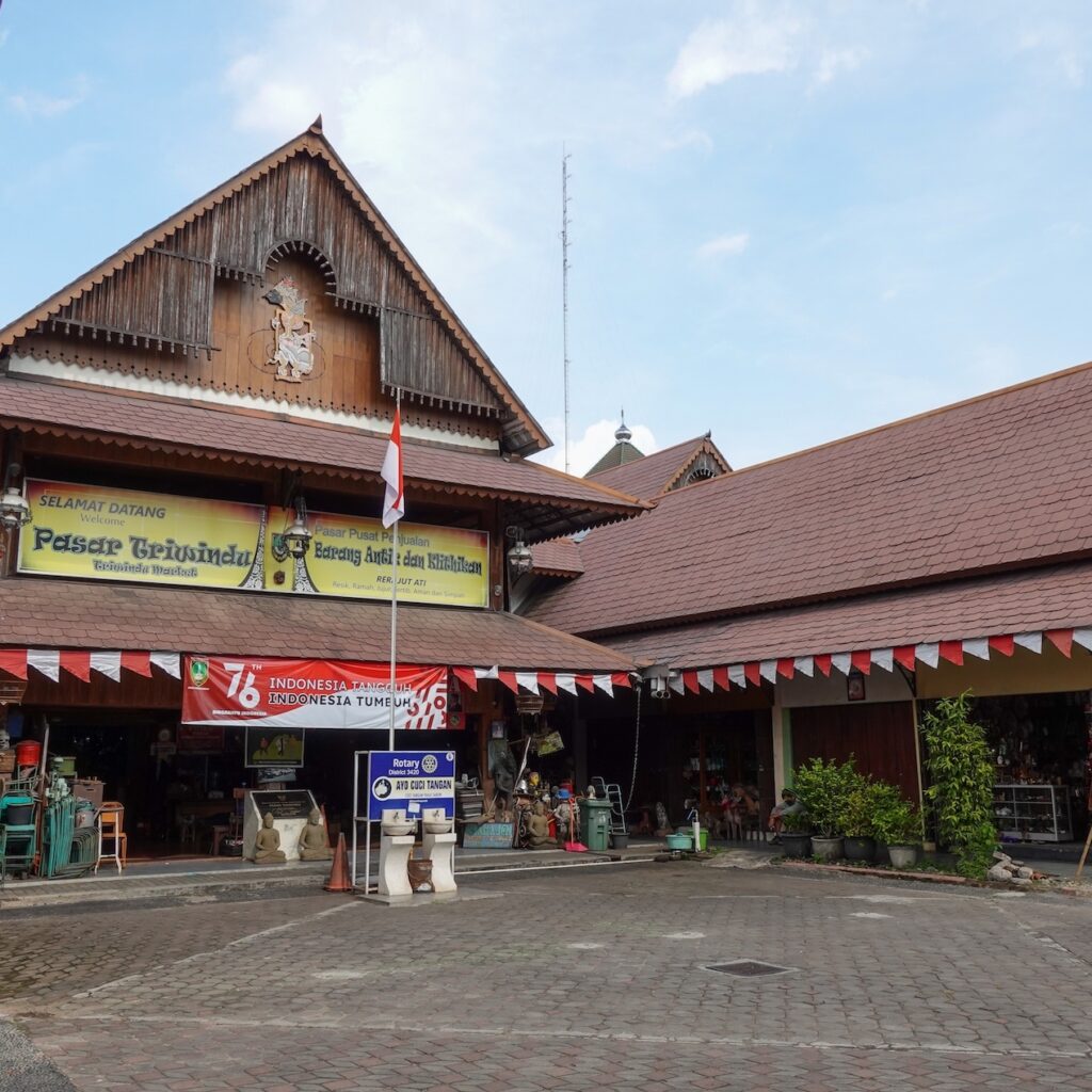 Pasar Triwindu Solo dibangun untuk memperingati 24 tahun masa bertahta KGPAA Mangkunegara VII.