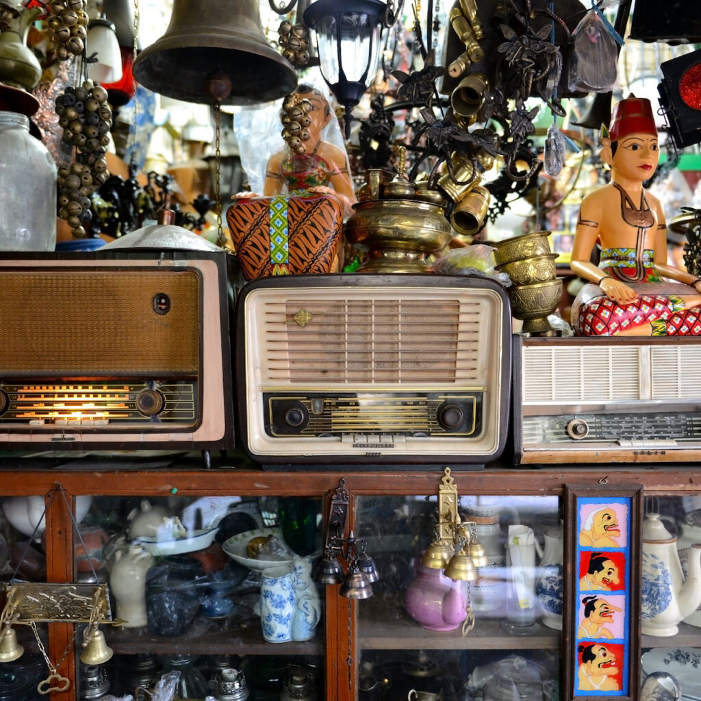 Pasar Triwindu Solo dengan koleksi dagangannya menjadi incaran para kolektor barang antik