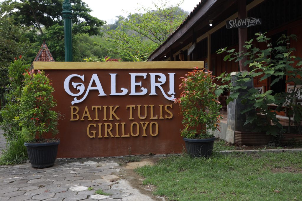 Berburu batik di Yogyakarta bisa langsung menuju ke kampung batik Giriloyo yang sudah ada sejak abad 17.