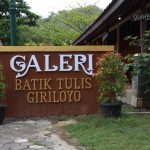Berburu batik di Yogyakarta bisa langsung menuju ke kampung batik Giriloyo yang sudah ada sejak abad 17.