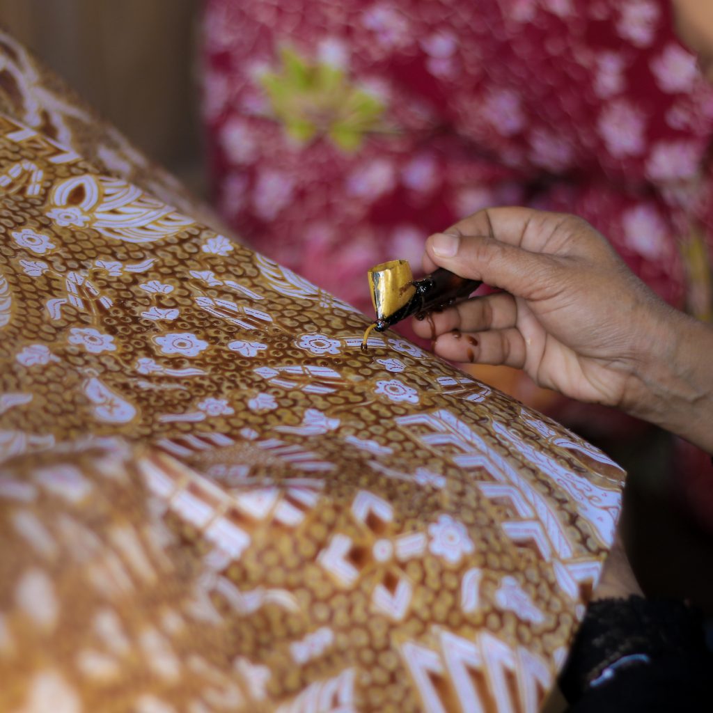 Kampung batik Giriloyo di Bantul, Yogyakarta adalah pusat produksi batik tulis klasik.