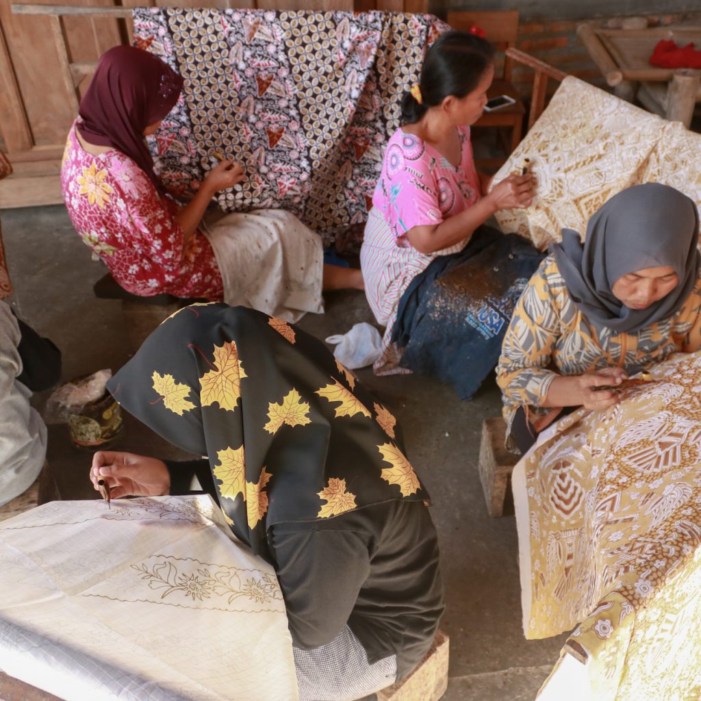 Kampung batik Giriloyo Bantul orang bisa sekaligus belajar membatik dalam sebuah kursus singkat.