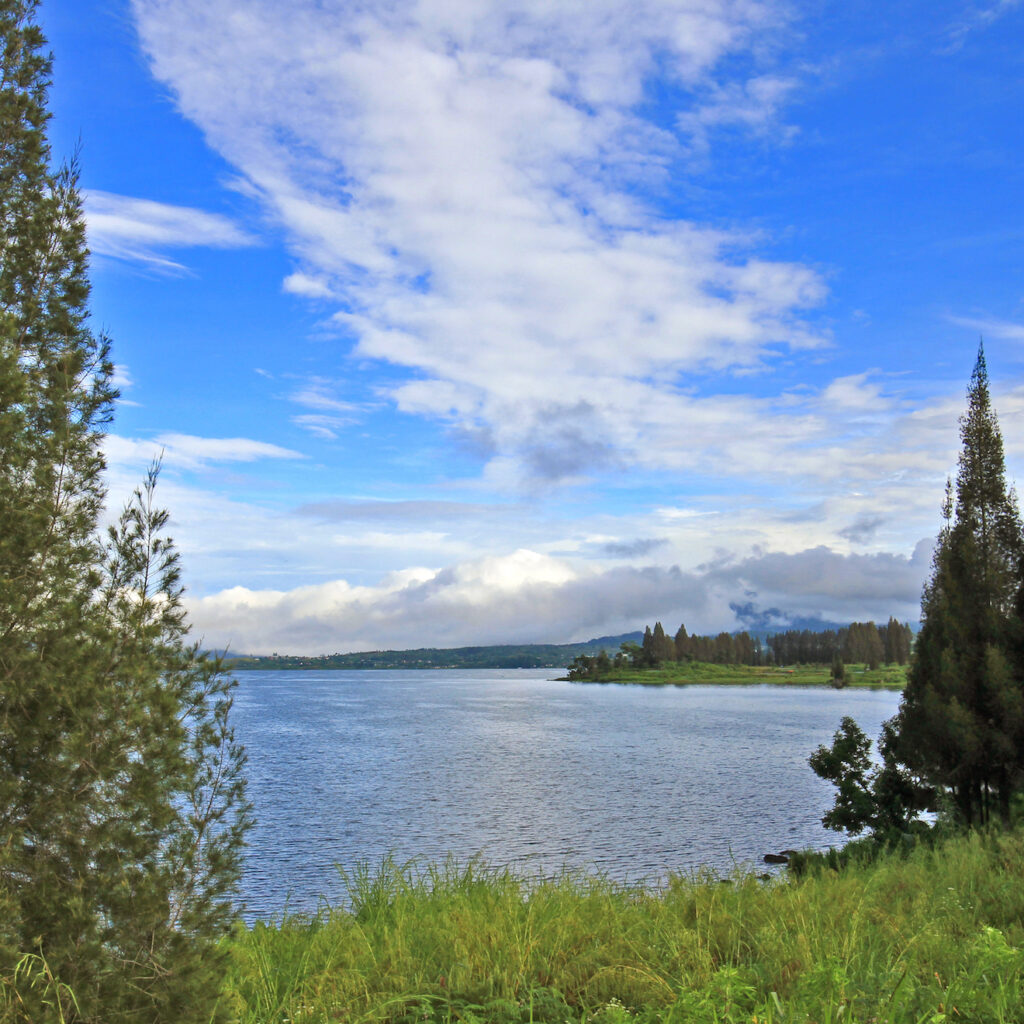 Danau kembar terdiri dari Danau Diateh dan Danau Di bawah. Lokasinya berdekatan.