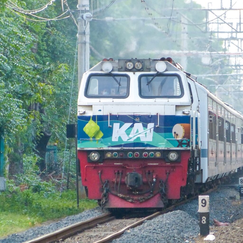 Kereta Api Indonesia memiliki penggemar yang disebut sebagai railfans.
