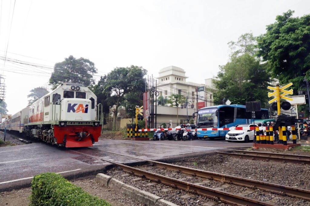 Kereta Api Indonesia dan 50 Railfans