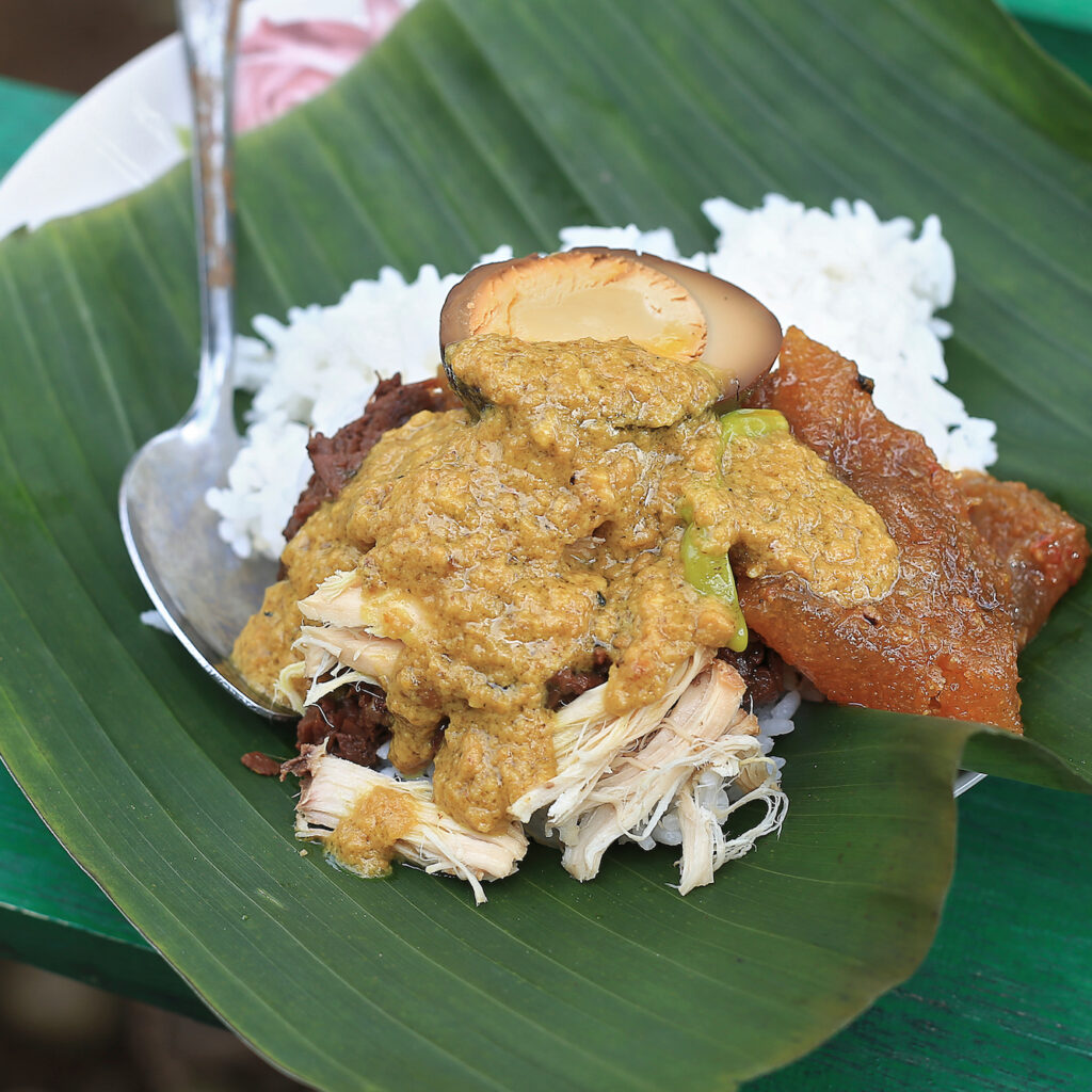 Sentra Gudeg Wijilan dimulai dari warung gudeg milik bu Slamet pada 1942.