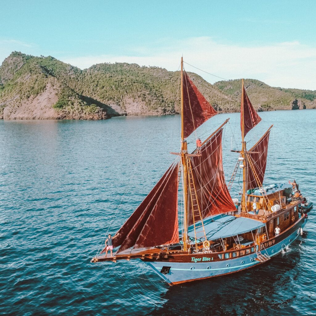 Liburan 2 hari di Tanjung Bira bisa dilakukan juga untuk mengunjungi pembuatan kapal Phinisi.