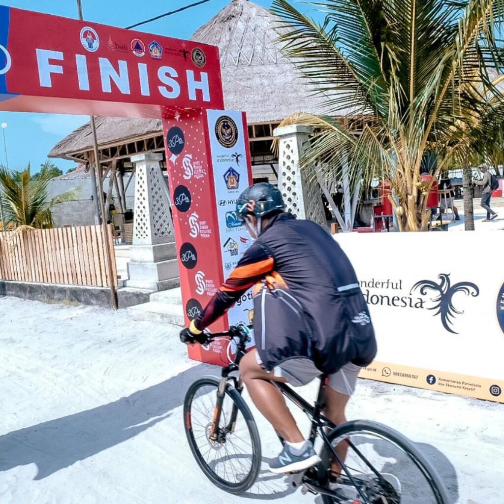 Pemerintah Targetkan 1.5 Juta Wisatawan 7 Pemerintah targetkan 1.5 juta wisatawan untuk mengunjungi Bali, di antaranya mendorong wisata sport atau olahraga.