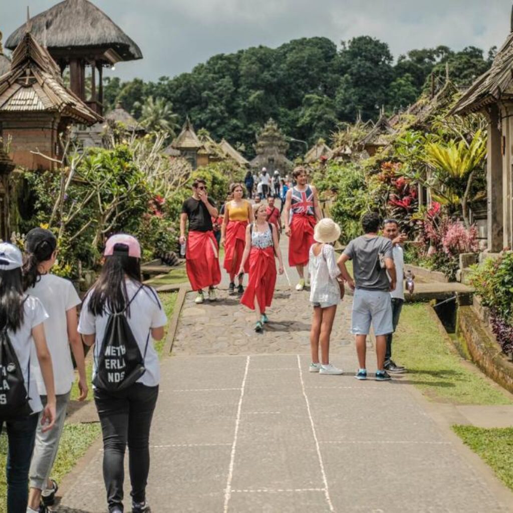 Pemerintah Targetkan 1.5 Juta Wisatawan 8 Pemerintah targetkan 1.5 juta wisatawan untuk mengunjungi Bali, salah satunya dengan mendorong Desa Wisata sebagai destinasi unggulan.