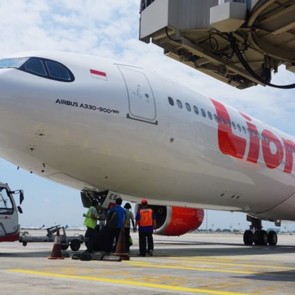 Batik Air dan Lion Air memindahkan terminal keberangkatan dan kedatangannya ke Terminal 2 Bandara Soekarno Hatta, Banten.