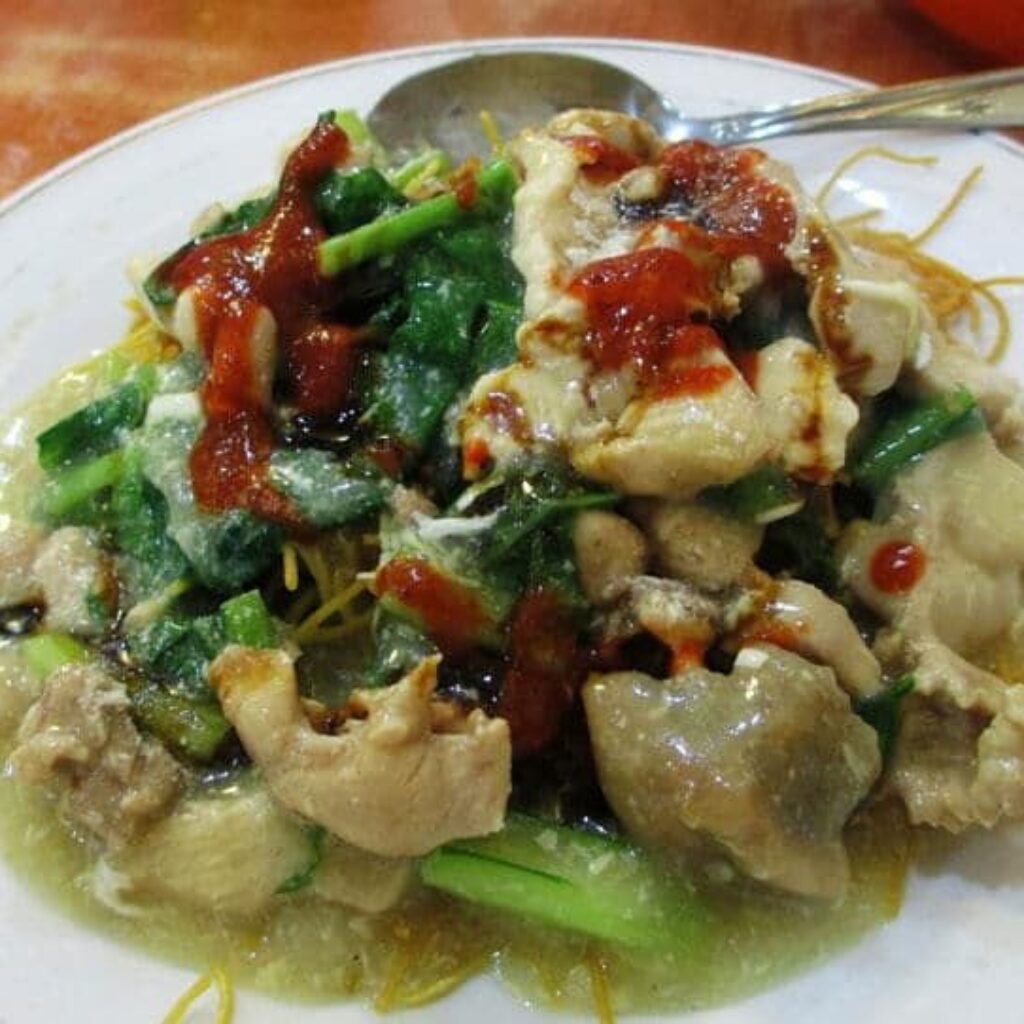 Masakan Makassar juga ada yang berupa bakmi kering dengan sayuran.