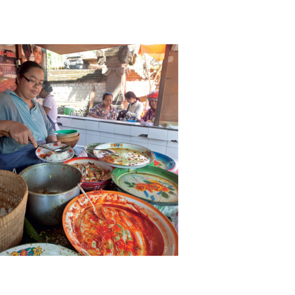Nasi Bali bisa ditemui di Men (Ibu) Weti di sekitaran Sanur.