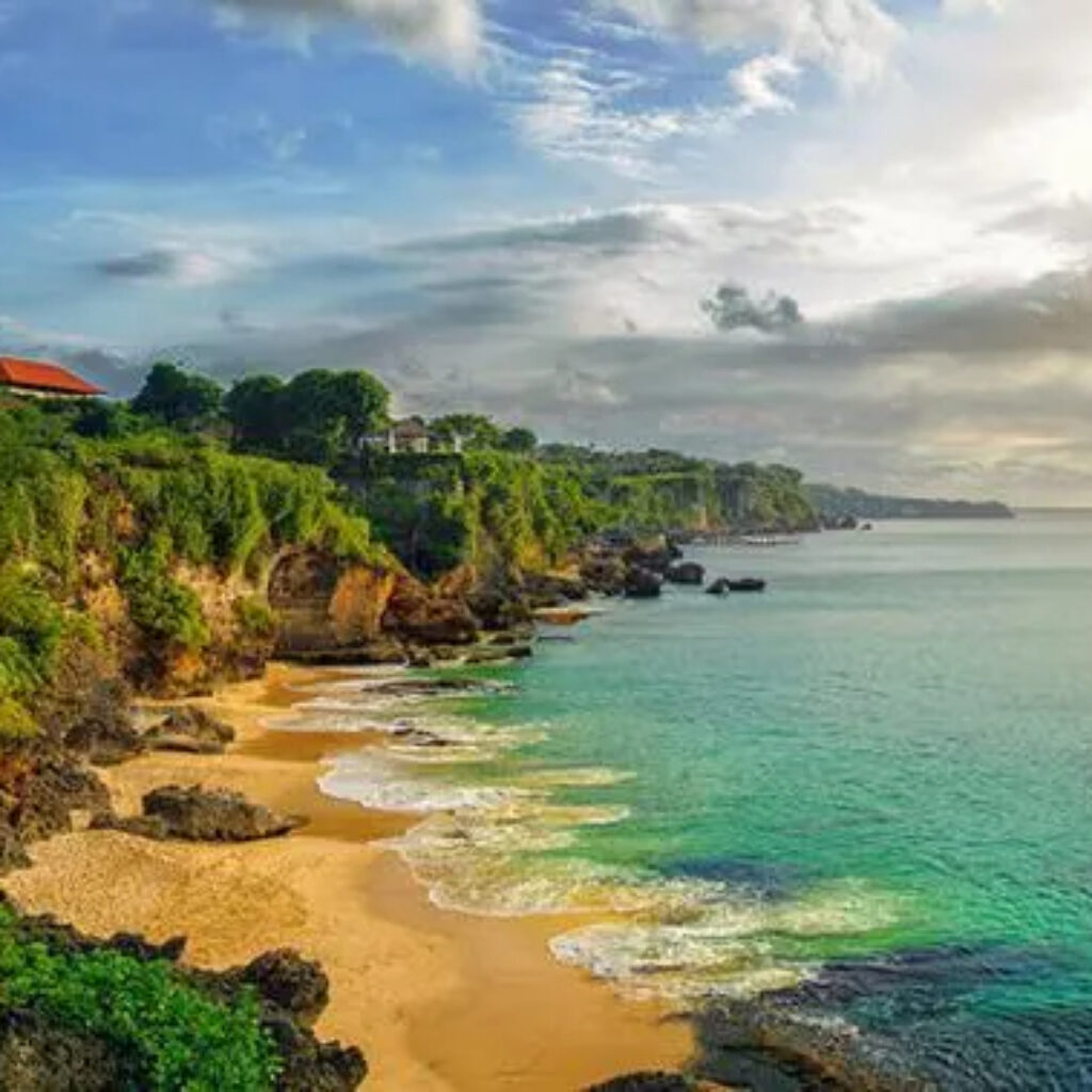 Surga wisata Bali tersedaia dari bukit hingga pantai. Seperti Pantai Nyangnyang.