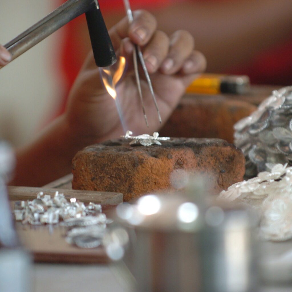 Kotagede Yogyakarta menjadi saksi keindahan produk-produk kerajinan perak.
