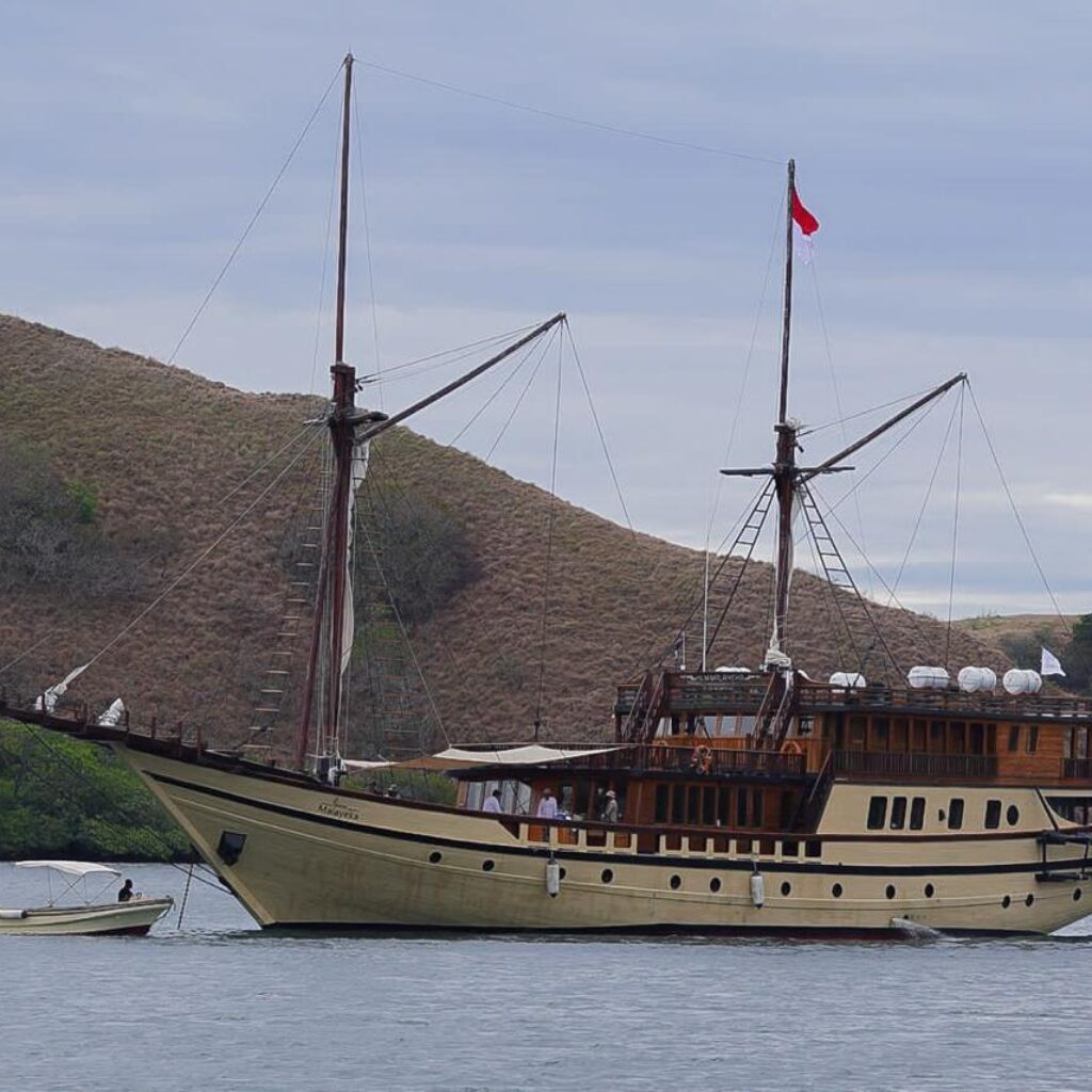 Dolan asyik di Labuan Bajo bisa dilakukan Kapal phinisi yang bisa dipakai untuk island hopping ke pulau Komodo.