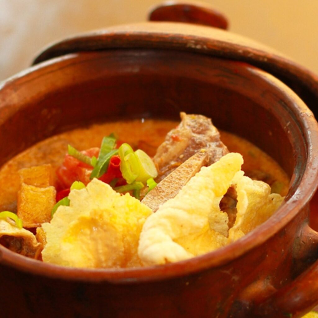 Soto Betawi enak adalah salah satu kuliner kha Jakarta. Ada pilihan kuah bersantan, memakai susu, atau yang bening.