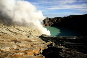 Wisata Gunung Berapi, Pesona 4 Kawah 7 Wisata gunung berapi tak cuma dengan mendaki, tapi juga bisa menikmati kawahnya Kawah Ijen-Foto mario la pergola-unsplash.
