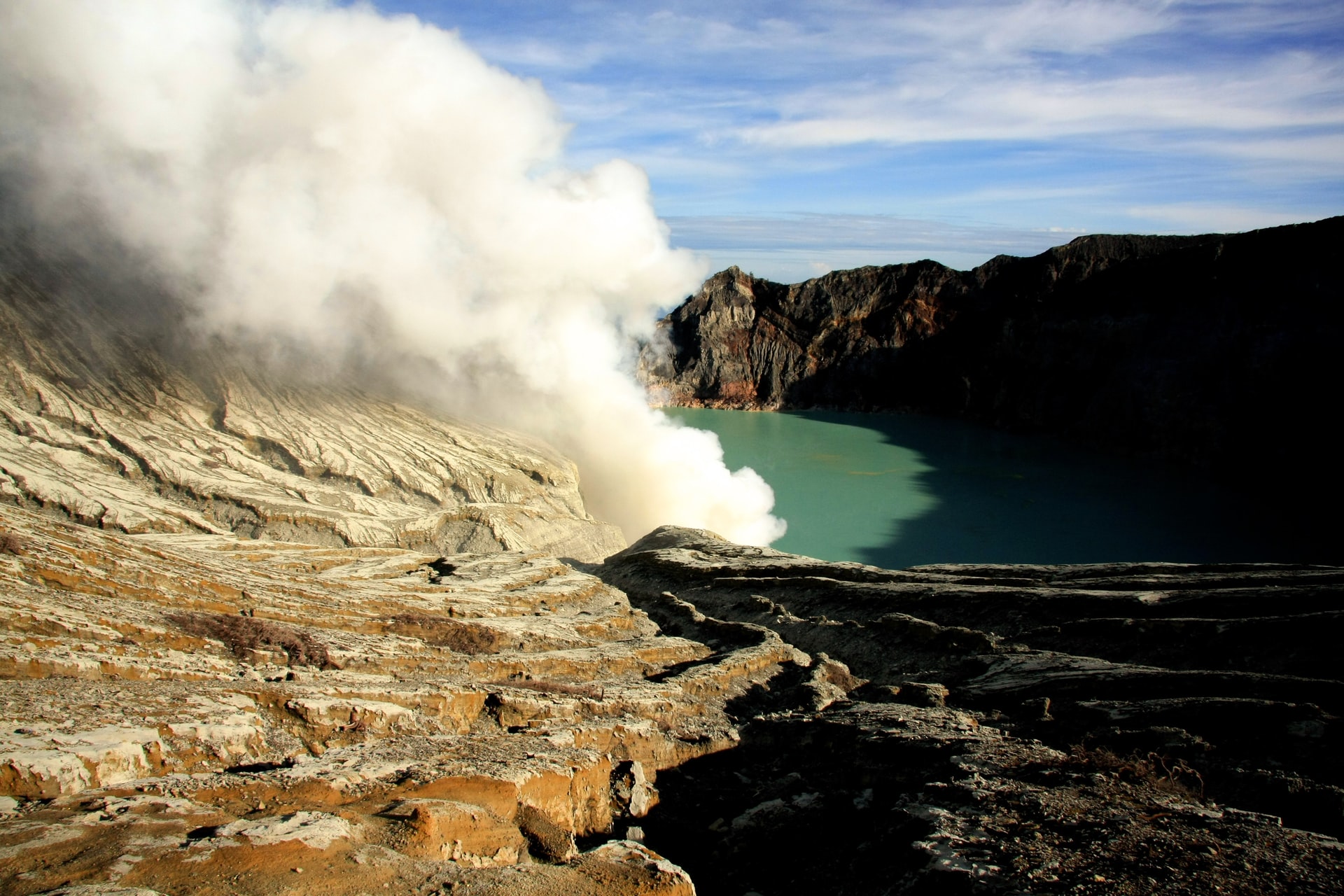 Wisata gunung berapi tak cuma dengan mendaki, tapi juga bisa menikmati kawahnya Kawah Ijen-Foto mario la pergola-unsplash.