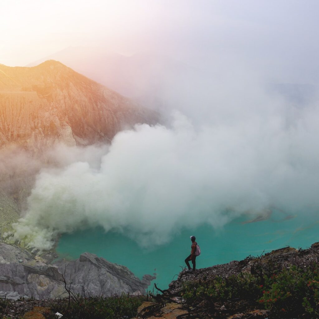 Wisata gunung berapi salah satunya dengan mengunjungi Gunung Ijen di Jawa Timur untuk menikmati pesona kawah Ijen.