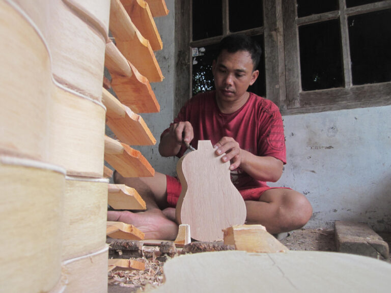 Kampung Gitar Baki, Berdenting Sejak 1975