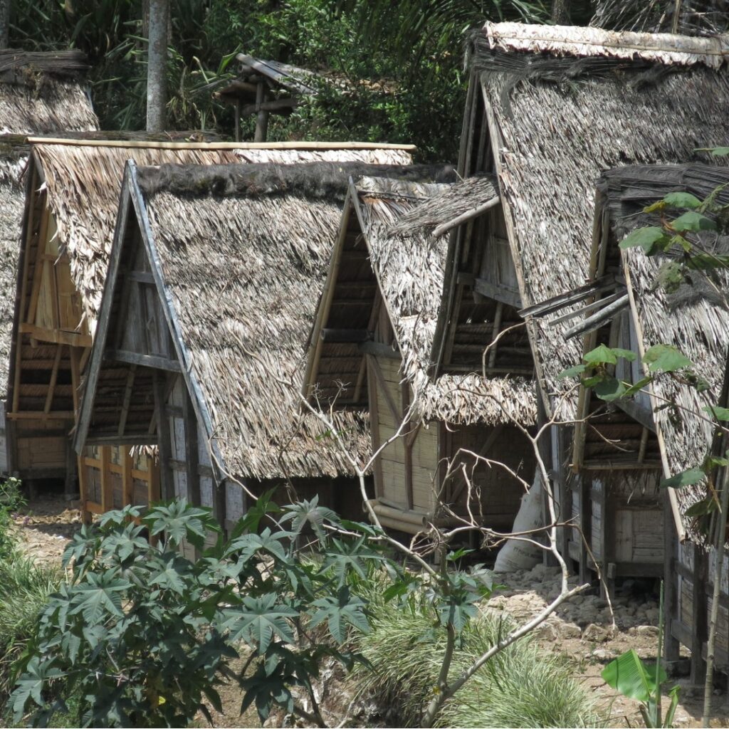 Kampung Ciptagelar karena sering berpindah memiliki rumah yang semi permanen. Terbuat dari kayu dan anyaman bambu.