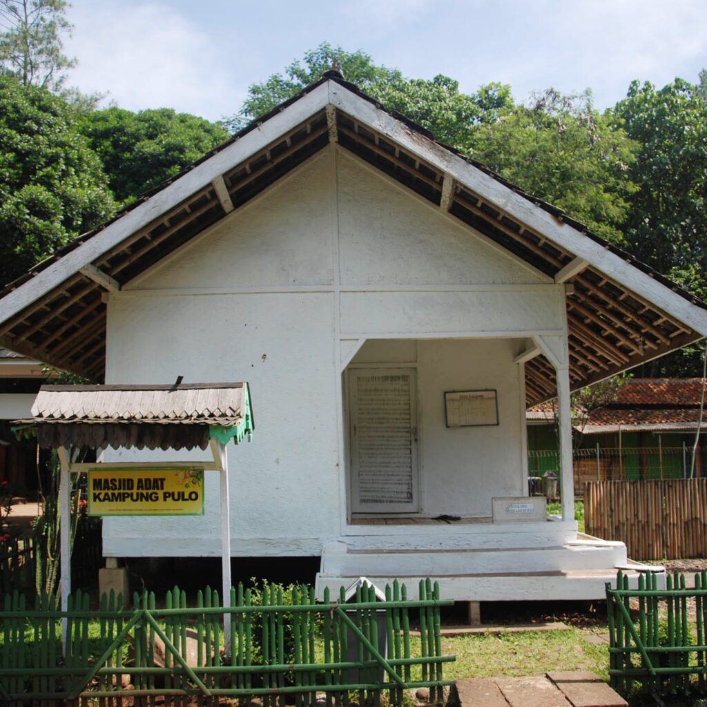Kampung adat Pulo merupakan kampung yang mengambangkan agama Islam di Garut, Jawa Barat,