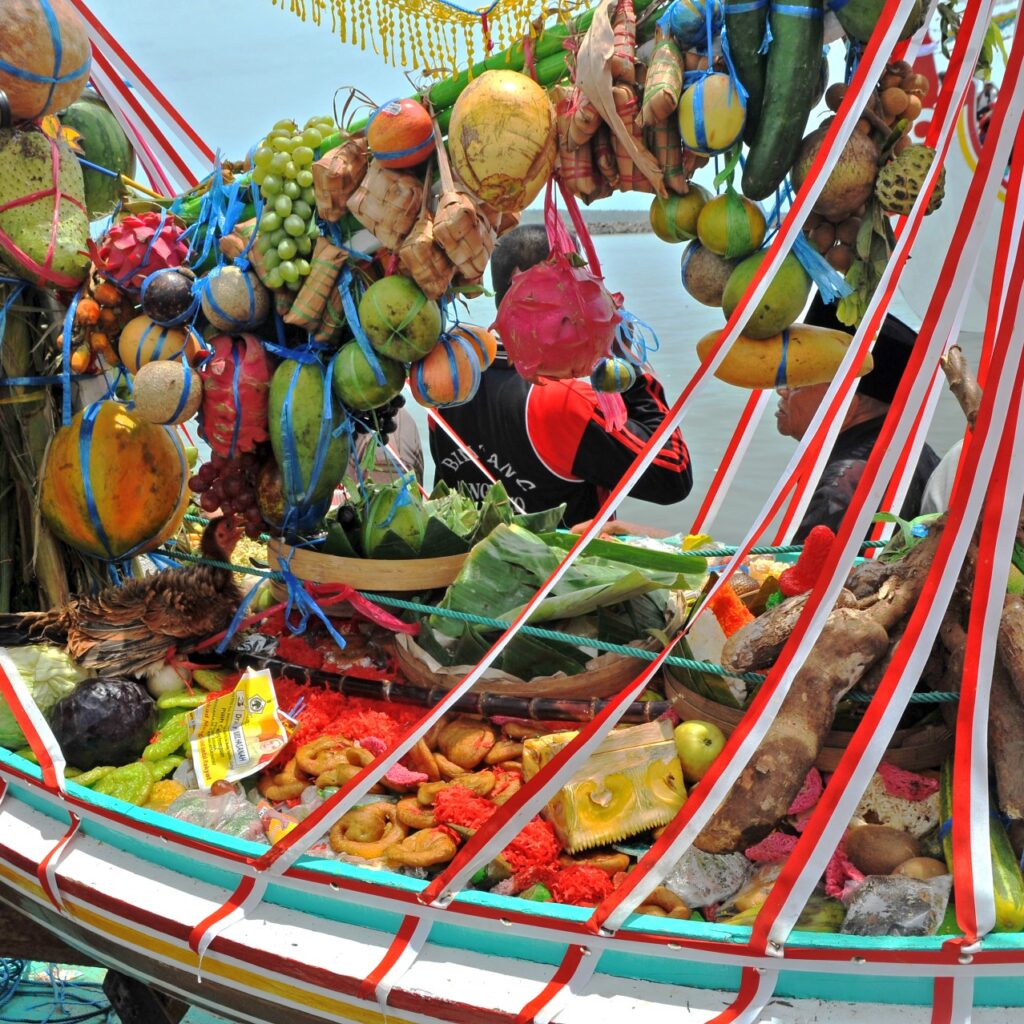 Petik Laut Banyuwangi dilakukan dengan melepaskan githik yang berisi berbagai sajian.