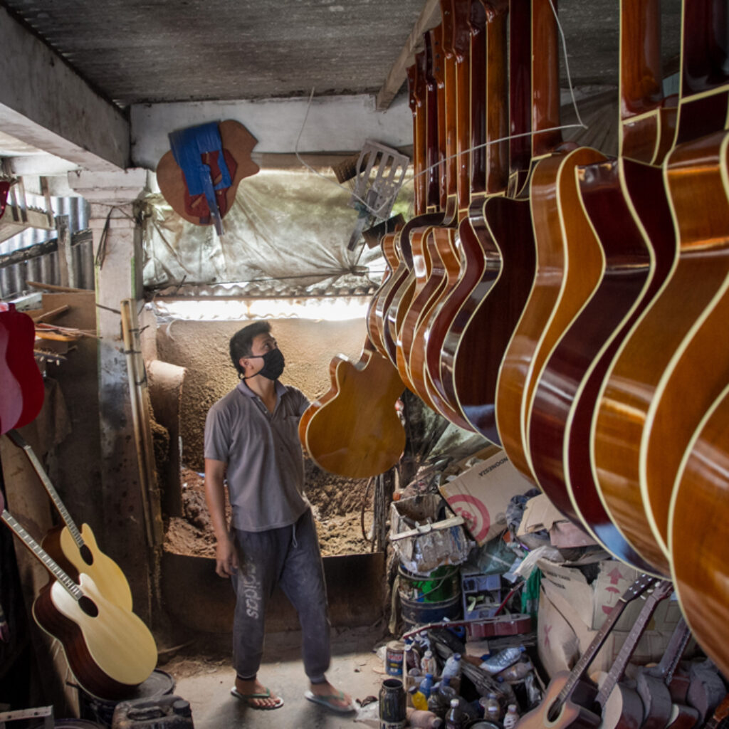 Kampung gitar Baki memiliki 90 persen warga yang bekerja sebagai perajin gitar.