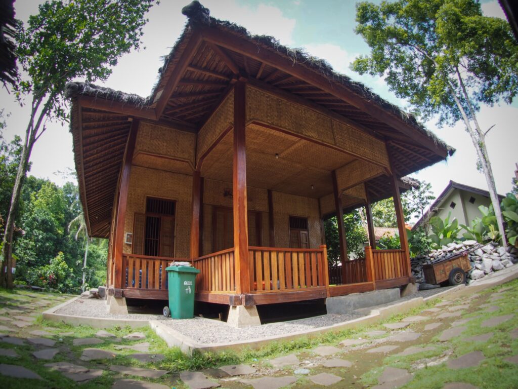 Kampung adat Cireundeu berada di Kelurhan Leuwigajah, Cimahi Selatan, Jawa Barat.