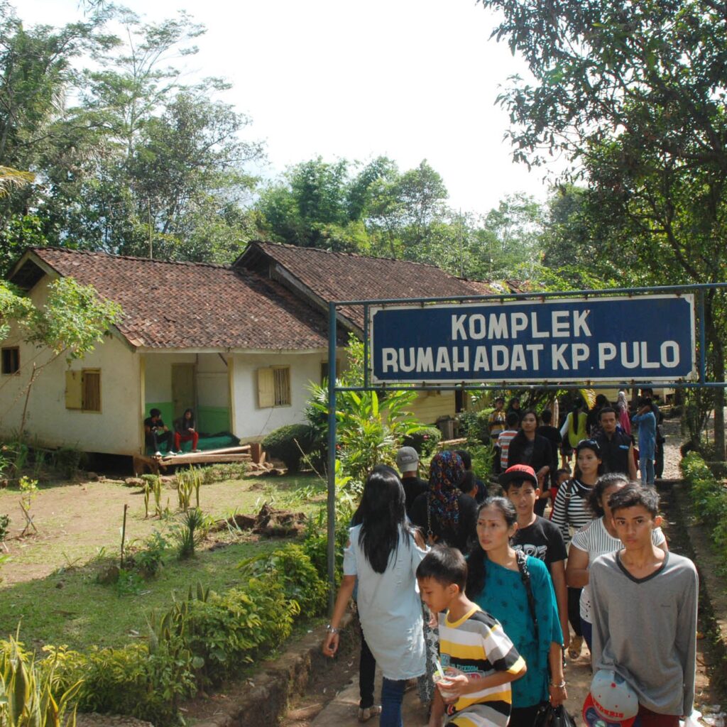 Kampung adat Pulo cuma boleh memiliki tujuh bangunan. Enam rumah da satu mushola.