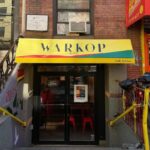 Warkop di New York, milik orang Indonesia. Menjual kopi gula aren dan Indomie telur kornet rasa Amerika.