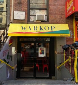 Warkop di New York, milik orang Indonesia. Menjual kopi gula aren dan Indomie telur kornet rasa Amerika.