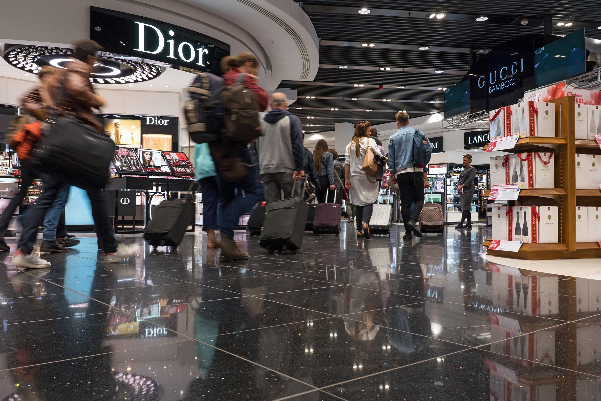 Belanja di duty free shop di bandara menjadi salah satu kesenangan tersendiri. Foto: shutterstock