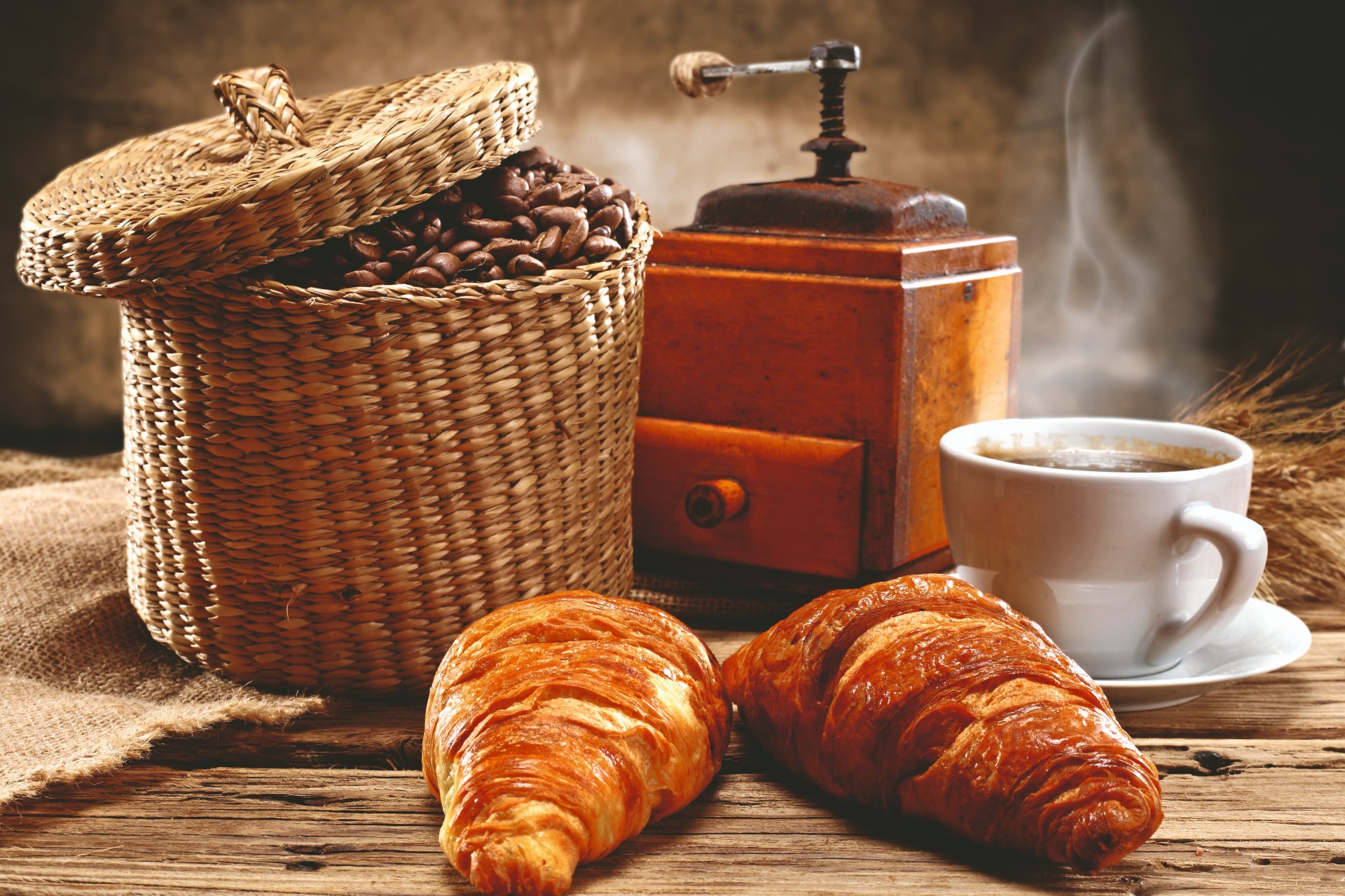 Secangkir kopi dalam perjalanan, saat terbang, saat nongkrong di resto atau kafe. Foto: shutterstock