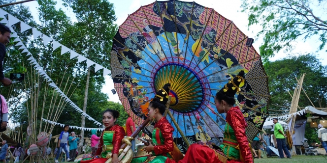 Festival Payung Indonesia 2022 juga menampilkan sejumlah atraksi payung dari beberapa negara.