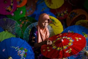 Payung geulis khas Tasikmalaya pada zamannya adalah ikon fashion. Foto shutterstock