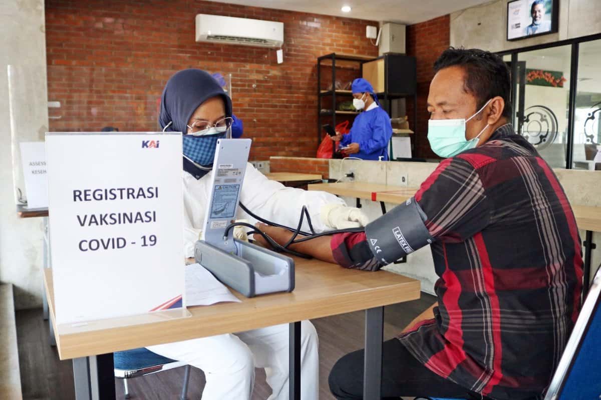 KAI beri vaksinasi booster covid19 secara gratis.