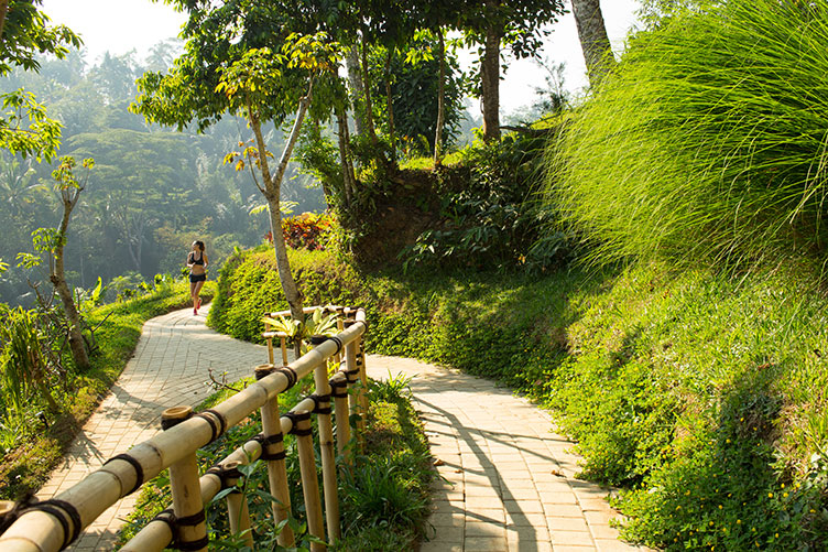 Staycation di ketinggian Bali menjadi pilihan untuk sekadar bermalas-malsan atau aktif berolahraga.